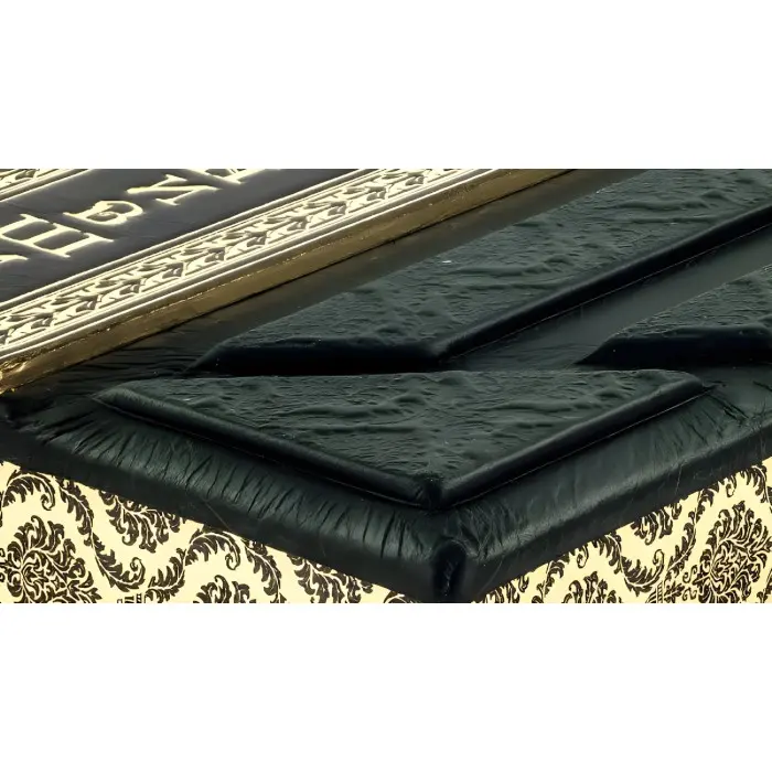 «Бізнесмени, що змінили світ» у шкіряній обкладинці.