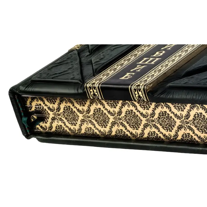 «Бізнесмени, що змінили світ» у шкіряній обкладинці.