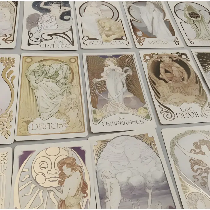 Карти Таро Ефірних видінь (Ethereal Visions tarot) із золотим покриттям.